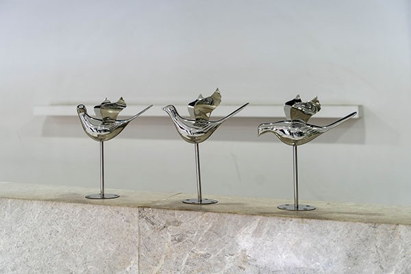 Custom Stainless Steel Bird Sculptures – Mirror Polished Modern Decor for Interiors  Custom Stainless Steel Bird Sculptures – Mirror Polished Modern Decor for Interiors